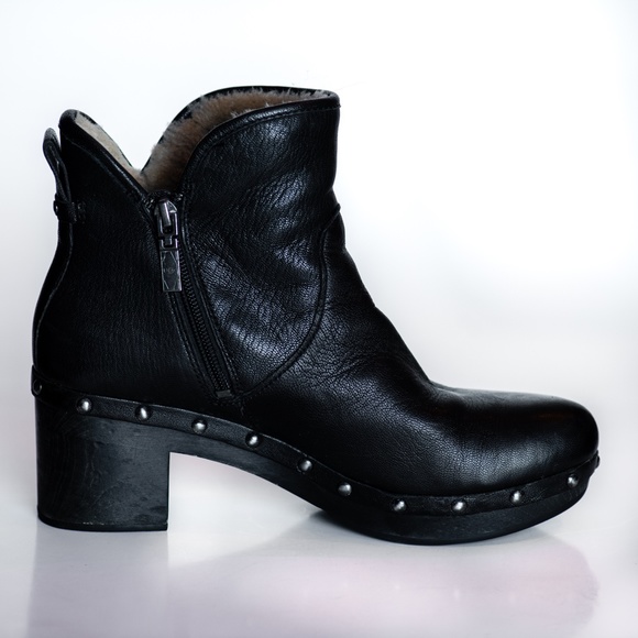 Ugg Black Booties, stacked heel, shearling lined - Picture 4 of 8